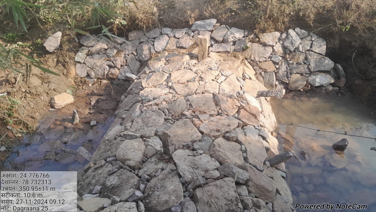 This Bundelkhand boulder check helps slow down rainwater runoff, increasing soil moisture & minimizing soil erosion